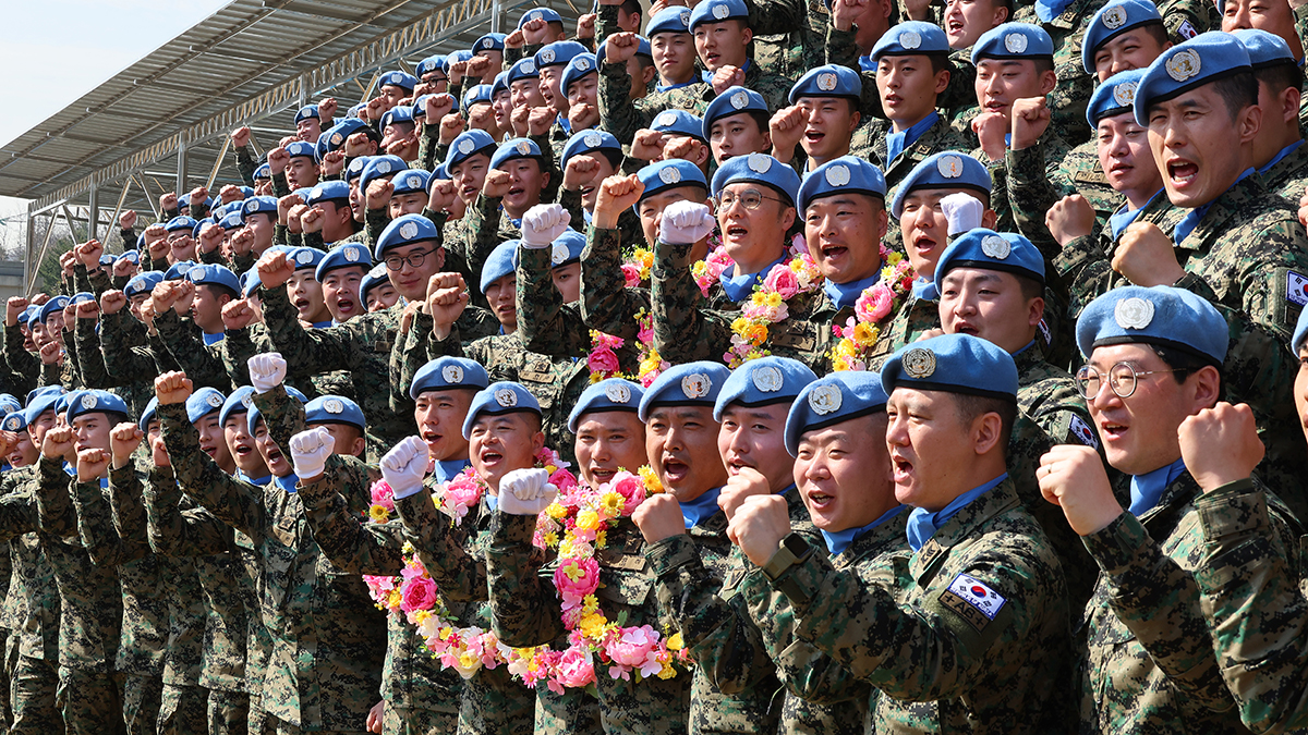 Члены подразделения «Ханбит» 2 апреля делают памятное фото на церемонии проводов, состоявшейся в штаб-квартире Международных резервных сил поддержки мира, расположенной в районе Кеян-гу в Инчхоне. 