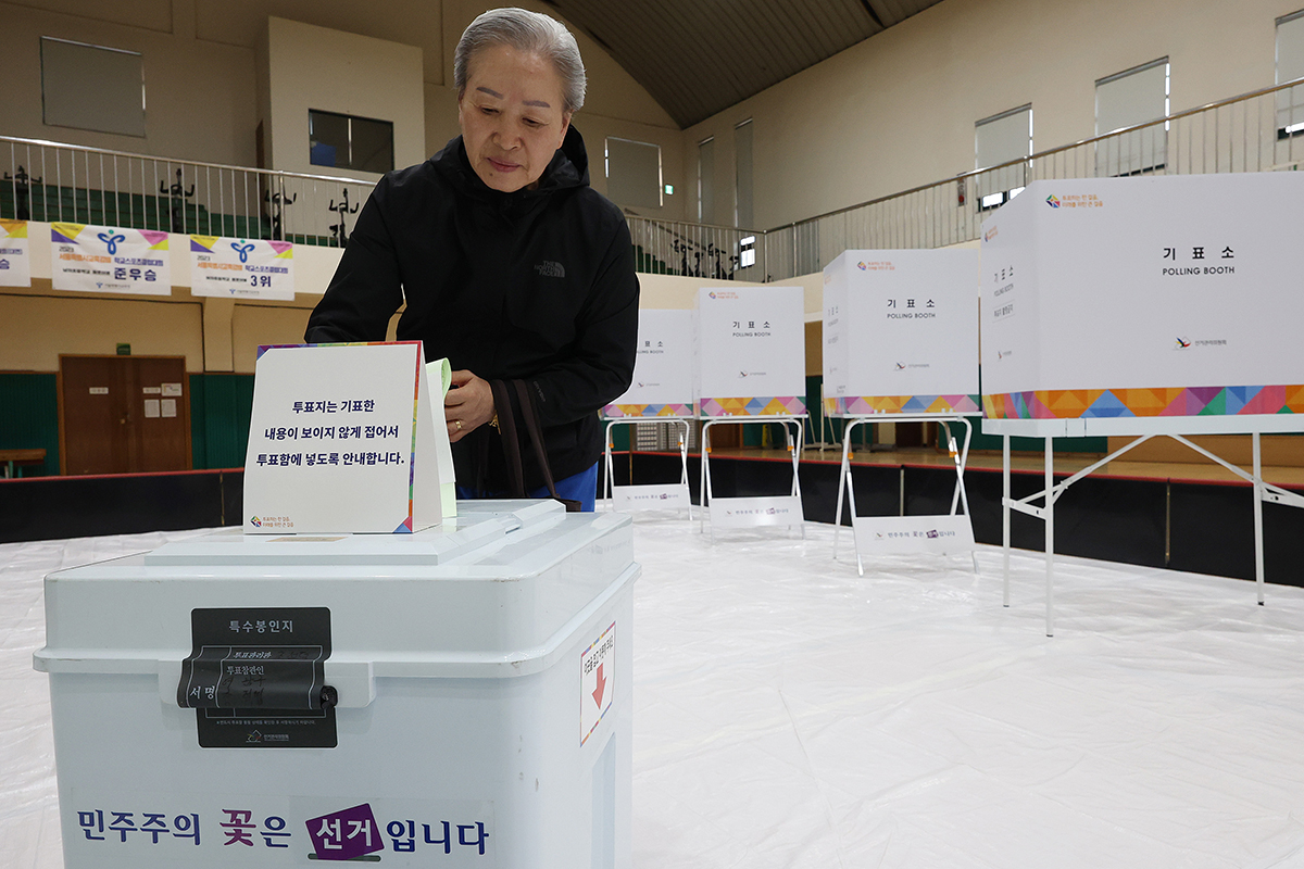  Утром 10 апреля избиратель голосует на выборах в Корее на третьем избирательном участке Хуам-дон в начальной школе Самгван, расположенной в районе Йонсан-гу в Сеуле.