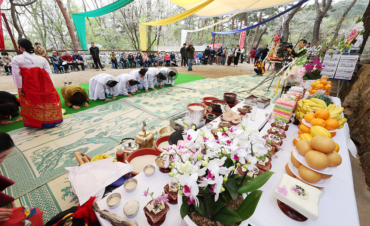 11 апреля в Уи-доне в районе Канбук-гу в Сеуле проходит «Самгаксан Доданчже», признанное нематериальным культурным наследием Сеула № 42. 