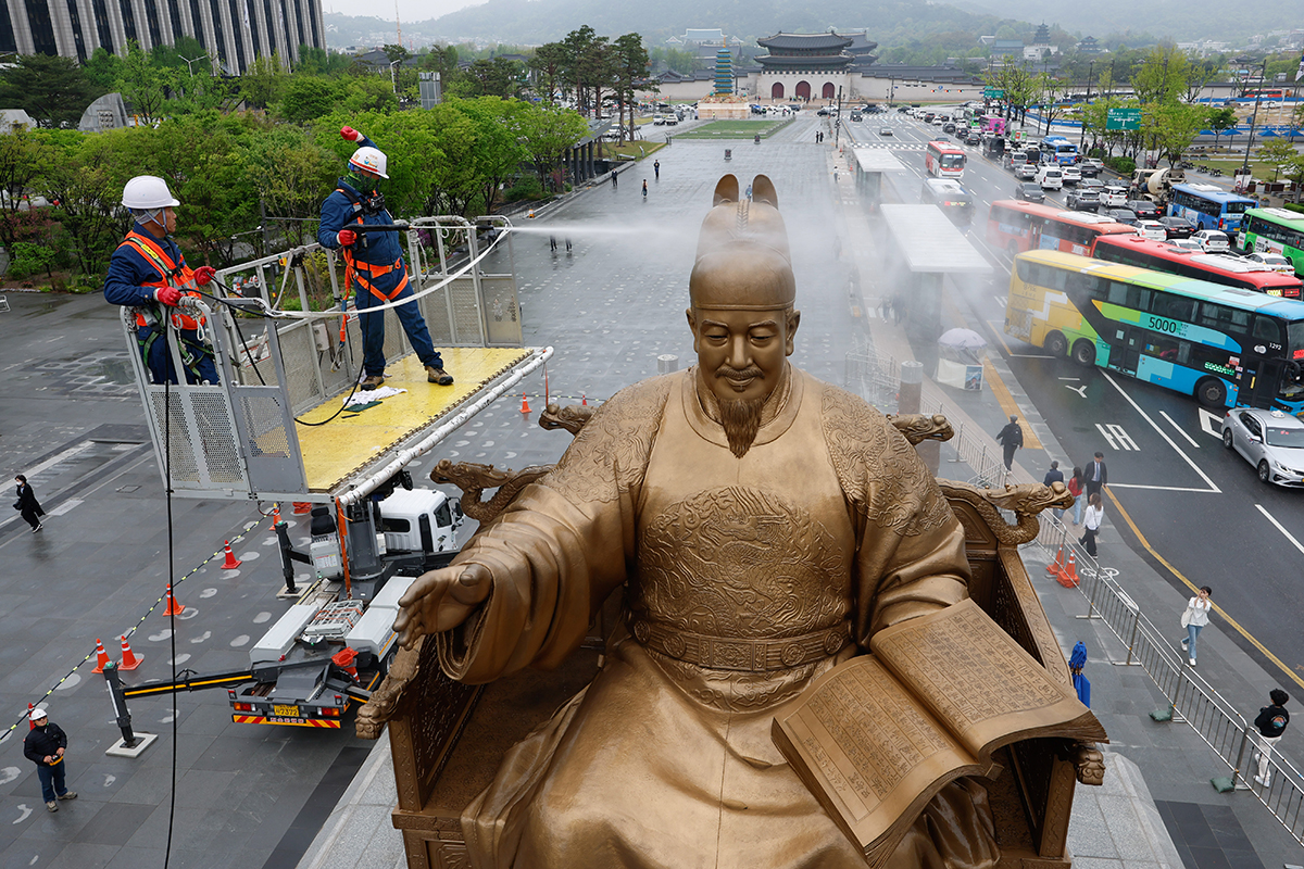 16 апреля рабочие отмывают статую короля Седжона, расположенную на площади Кванхвамун в Сеуле. 