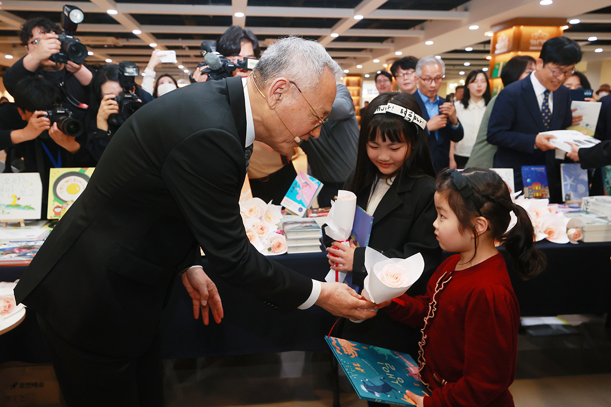 Министр культуры, спорта и туризма РК Ю Ин Чхон 23 апреля раздает книги детям на мероприятии, проводимом в честь Всемирного дня книги в Центре исполнительских искусств Седжона в районе Чонно-гу в Сеуле.