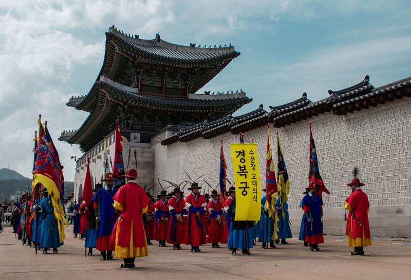 «Марш стражников Сунрагун» начинается с того, что около 60 солдат в костюмах армии династии Чосон выстраиваются в колонны на подиуме вольдэ перед воротами Кванхвамун.