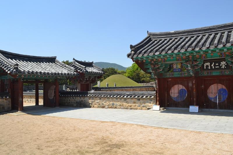 С 19 по 24 апреля в Кимхэ, провинция Кёнсан-Намдо, состоится мероприятие «Культурный город Восточной Азии 2024» с участием Кореи, Китая и Японии. На фото гробница короля Суро, которая будет открыта ночью с 19 по 21 апреля. / Фото: Администрация Кимхэ.