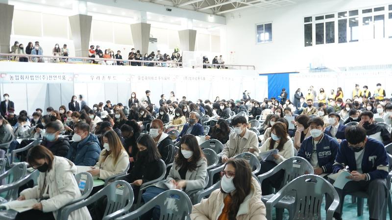 Иностранные студенты 17 марта прошлого года слушают объяснение организатора на студенческой ярмарке вакансий в Университете Тэгу. / Фото: Администрация провинции Кёнсан-Пукто