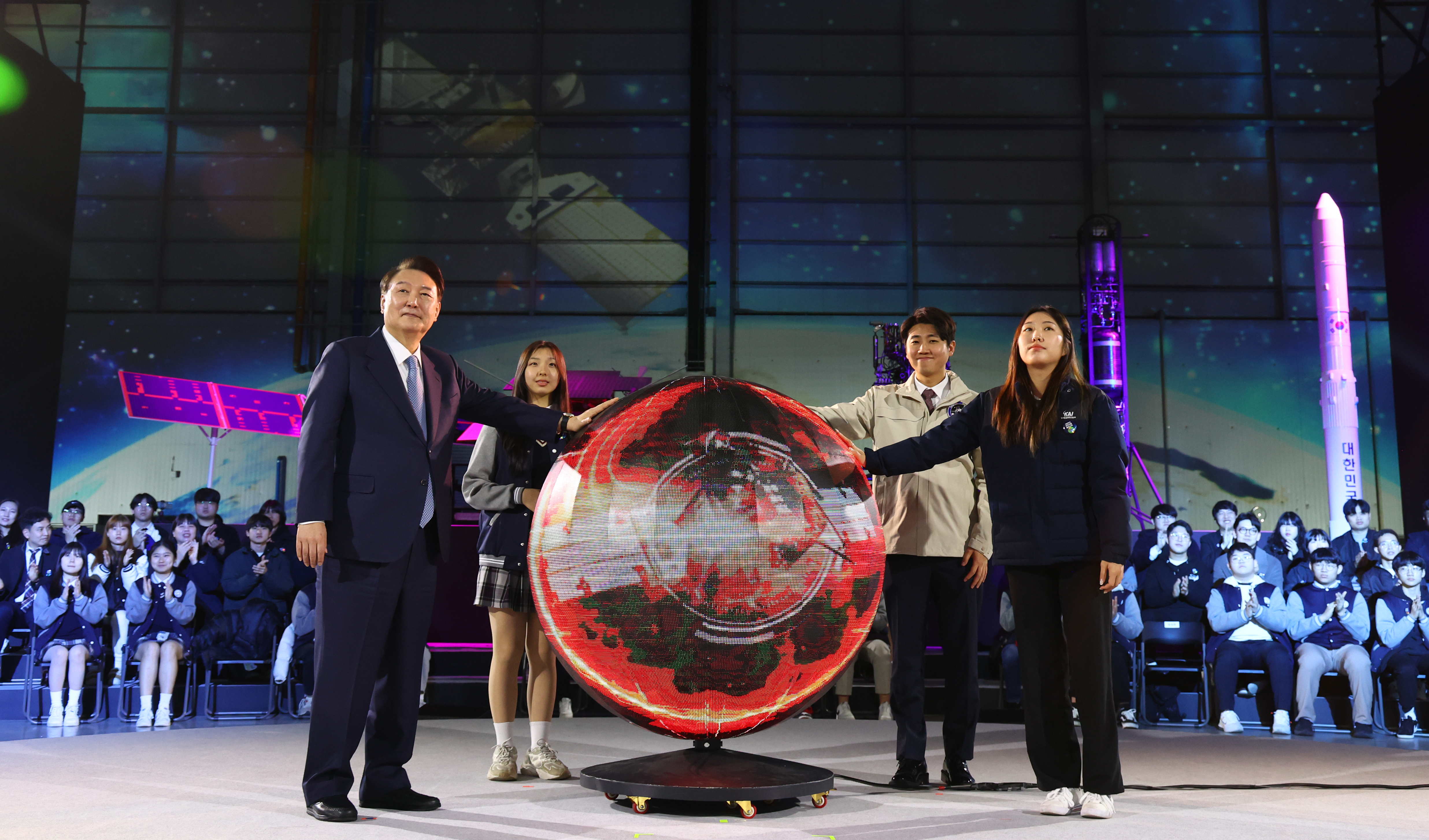 Президент РК Юн Сок Ёль 13 марта выступает на мероприятии, посвященном запуску Корейского кластера космической промышленности, которое состоялось в штаб-квартире Корейской аэрокосмической корпорации в Сачхоне, провинция Кёнсан-Намдо. В этот день глава страны пообещал расширить бюджет развития космоса до более чем 1,5 трлн вон к 2027 году. Корея успешно вывела на орбиту первый в стране лунный зонд «Данури» в конце января 2022 года, а также осуществила запуск первой корейской ракеты-носителя «Нурихо» 25 мая прошлого года. 27 мая правительство планирует открыть Корейское космическое агентство в Сачхоне. / Фото: Рёнхап