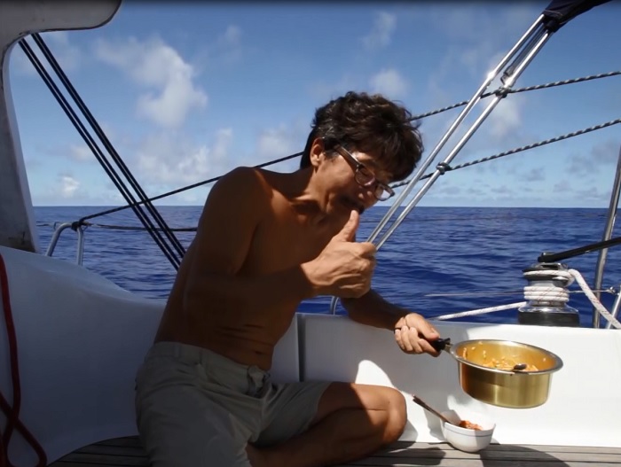 김승진 선장은 바다 위에서 수영을 하며 체력을 관리하고 직접 키운 채소로 비빔밥을 해먹으며 건강하게 지내고 있는 모습의 영상을 보내왔다. 