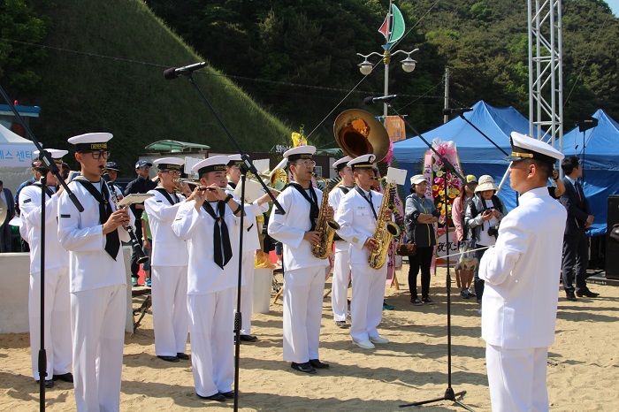 귀환을 환영하러 나온 시민들과 함께(사진 위). 해군 군악대가 그의 귀환을 축하하고 있다.(사진 아래)