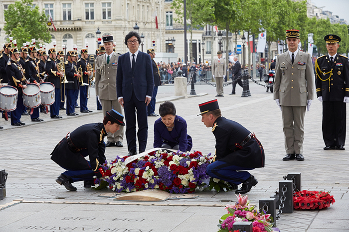 President Park Geun-hye pays tribute at the Tomb of the Unknown Soldier at the Arc de Triomphe in Paris on June 3.