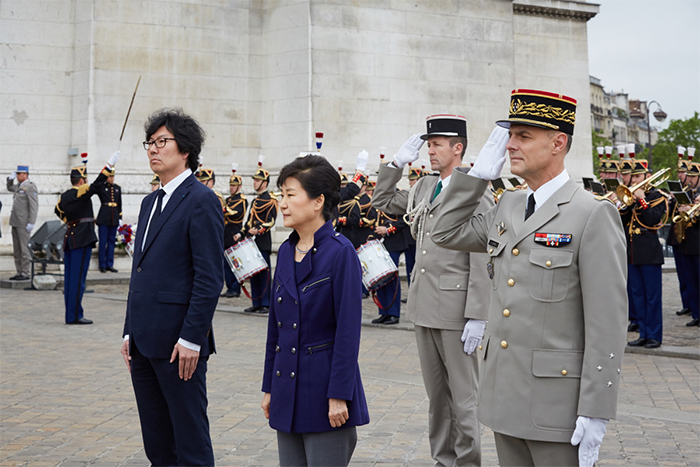 President Park Geun-hye pauses for a moment of silence after laying a wreath at the Tomb of the Unknown Soldier at the Arc de Triomphe in Paris on June 3.