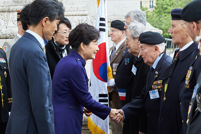 President Park Geun-hye gives words of encouragement to veterans from the Korean War during a ceremony at the Tomb of the Unknown Soldier at the Arc de Triomphe in Paris on June 3.