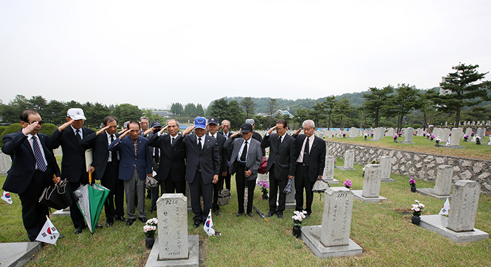 Korean War veterans visit the Seoul National Cemetery to pay tribute to their bereaved comrades on June 5, 2015, one day ahead of Memorial Day. Every June, a variety of events are held across the country to pay tribute to the patriotic martyrs of Korea. (Korea.net DB)