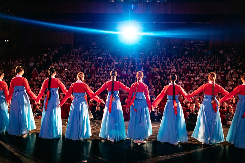 Представление участников церемонии окончания семестра в Корейском Культурном центре в Москве удивило зрителей. / Фото: Корейский культурный центр в Москве