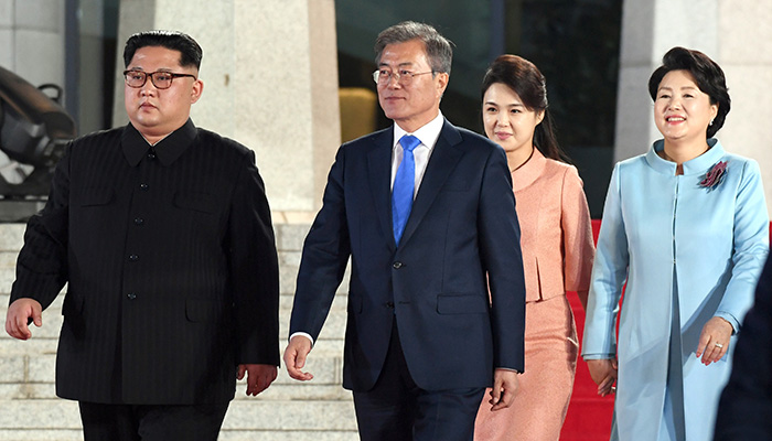 문재인 대통령과 김정은 국무위원장, 김정숙 여사, 리설주 여사가 27일 2018 남북정상회담이 열린 27일 판문점에서 환송행사 공연장을 향해 나란히 걷고 있다. 2018 남북정상회담 공동취재단.