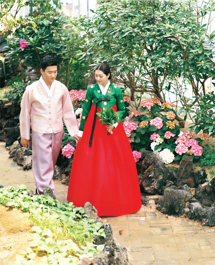 A young couple dressed in hanbok