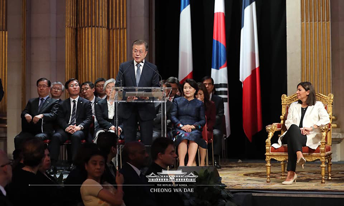 Президент РК Мун Чжэ Ин, который посетил Францию с государственным визитом, утром 16 октября по местному времени выступает с речью в мэрии Парижа. / Фото: Чхонвадэ