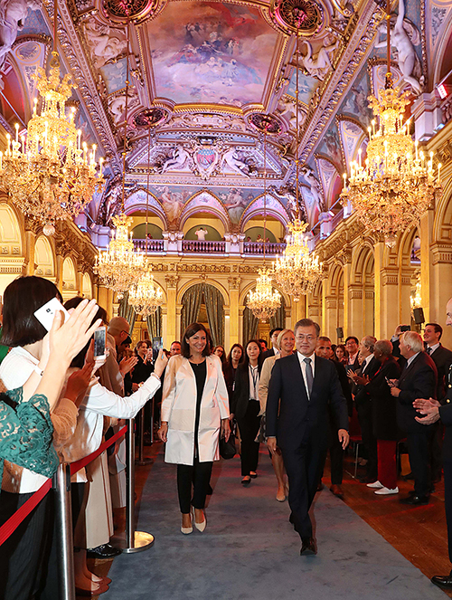 Люди утром 16 октября приветствуют президента РК Мун Чжэ Ина, который посетил Францию с государственным визитом, в мэрии Парижа. / Фото: Чхонвадэ