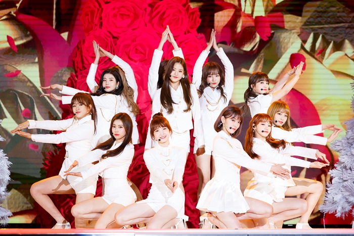 Южнокорейско-японская проектная гёрл-группа IZ*ONE 10 декабря выступила на церемонии награждения "2018 MAMA PREMIERE in KOREA", которая прошла в DDP в Сеуле. / Фото: CJ ENM