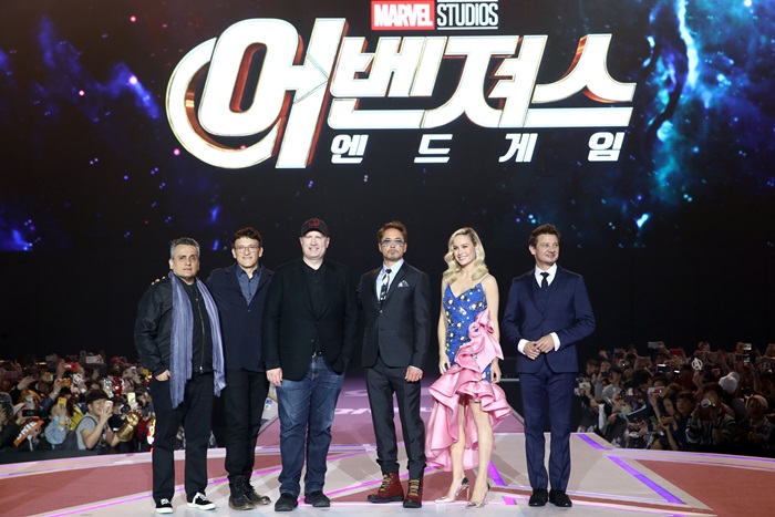 Снимок режиссера и актеров фильма «Avengers: Endgame», которые приняли участие во встрече с фанатами в Азии. Мероприятие прошло 15 апреля в стадионе Чанчхун в Сеуле. / Фото: Walt disney korea