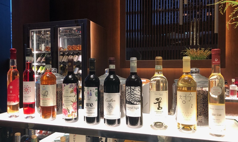 10 корейских вин, которые продаются в отеле JW marriott Seoul. / Фото: Винный погреб Кванмён