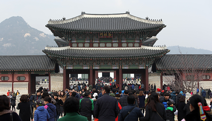 설날인 19일 경복궁을 찾은 가족들과 외국인 관광객들이 궁안을 가득 메우고 있다. 