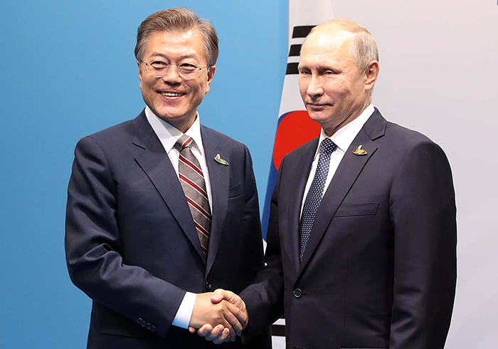 문재인 대통령이 오는 6일과 7일 러시아 블라디보스톡을 방문해 ‘동방경제포럼’에 참석할 예정이라고 청와대 박수현 대변인이 1일 밝혔다. 청와대