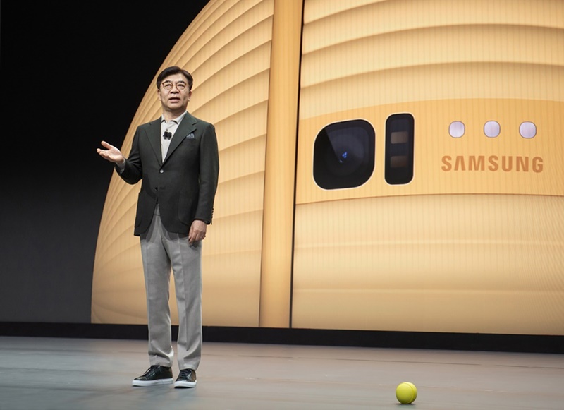 Компания Samsung Electronics 6 января (по местному времени) представила инновационные работы на CES 2020. Генеральный директор и глава подразделения потребительской электроники компании Ким Хён Сок демонстрировал шарообразный робот искусственного интеллекта Ballie. / Фото: Samsung Electronics
