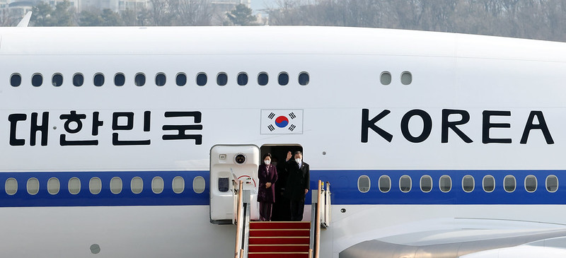 Президент РК Мун Чжэ Ин и первая леди страны Ким Чжон Сук садятся в новый президентский самолет в Сеульском аэропорту города Соннам (Кёнгидо) утром 15 января перед отправкой в Объединенные Арабские Эмираты (ОАЭ), Саудовскую Аравию и Египет. Новым президентским самолетом в этот раз был выбран Boeing 747-8i. / Фото: Korea.net (Чон Хан)