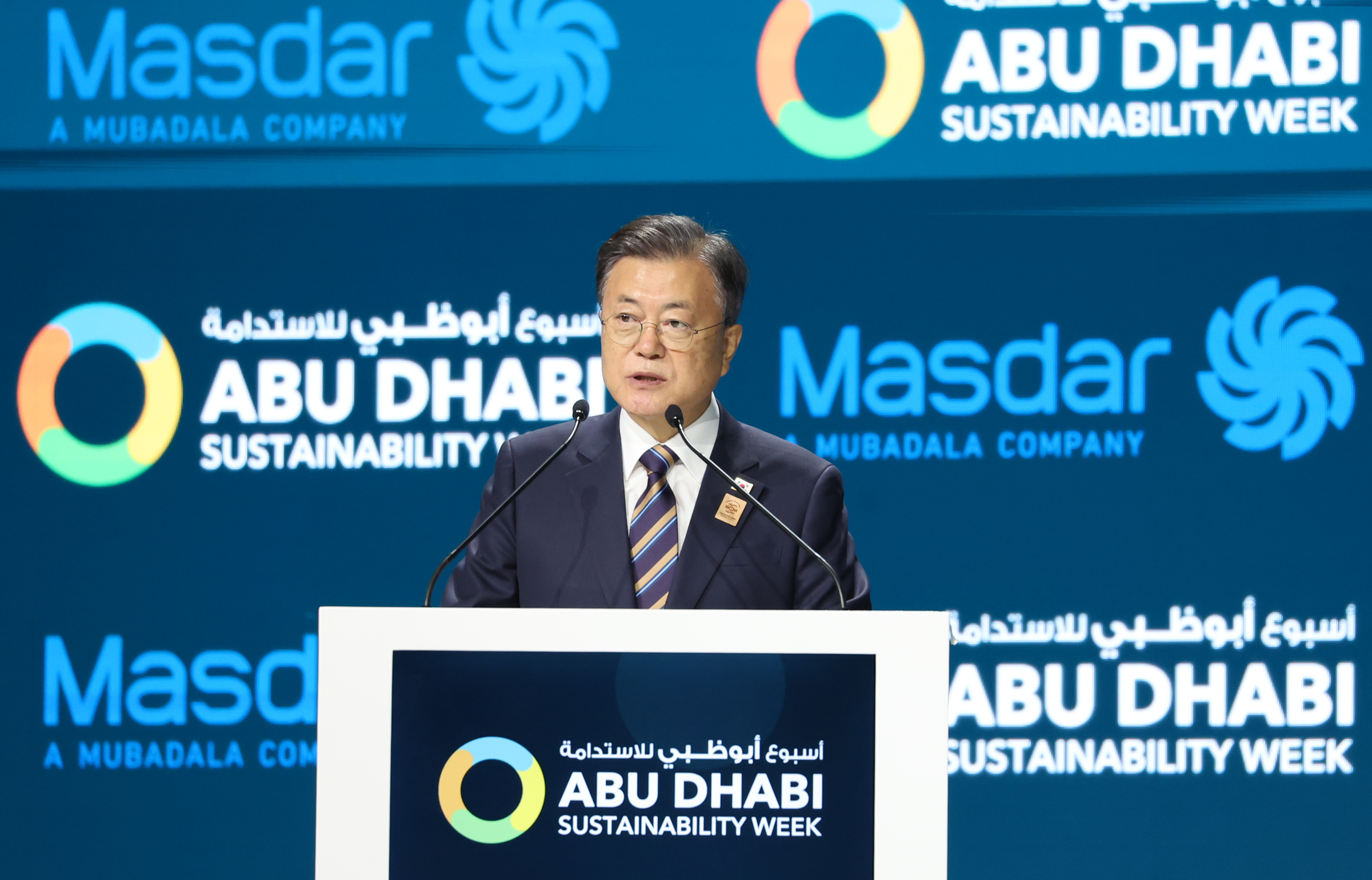 Президент РК Мун Чжэ Ин 17 января (по местному времени) выступил с речью в выставочном центре EXPO-2020 в Дубае в рамках «Международной недели устойчивого развития в Абу-Даби». / Фото: Рёнхап