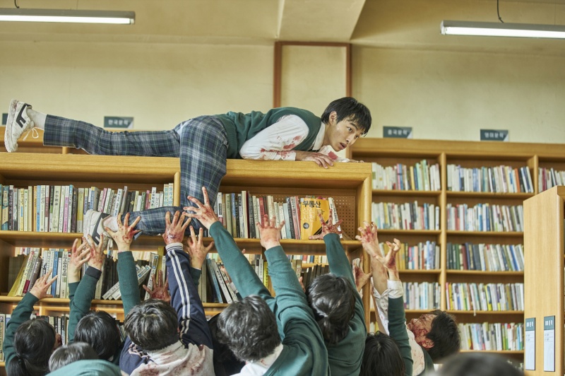 Корейский сериал «Мы все мертвы», который выходит 28 января, расскажет историю старшей школы, где начинает распространяться вирус, превращающий всех в зомби. / Фото: Netflix