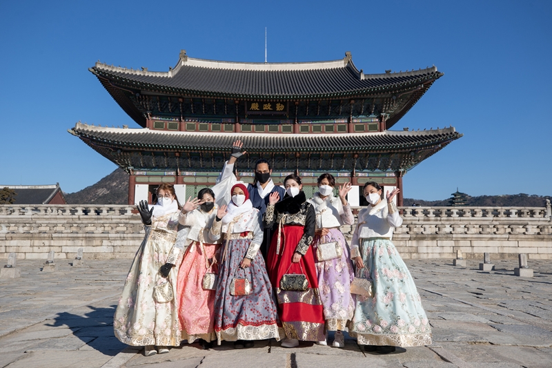 Корейская культурно-информационная служба (KOCIS) Министерства культуры, спорта и туризма 24 января объявила результаты опроса «Имидж Южной Кореи 2021» среди иностранцев. 80.5% респондентов ответили, что оценивают РК положительно. / Фото: Korea.net