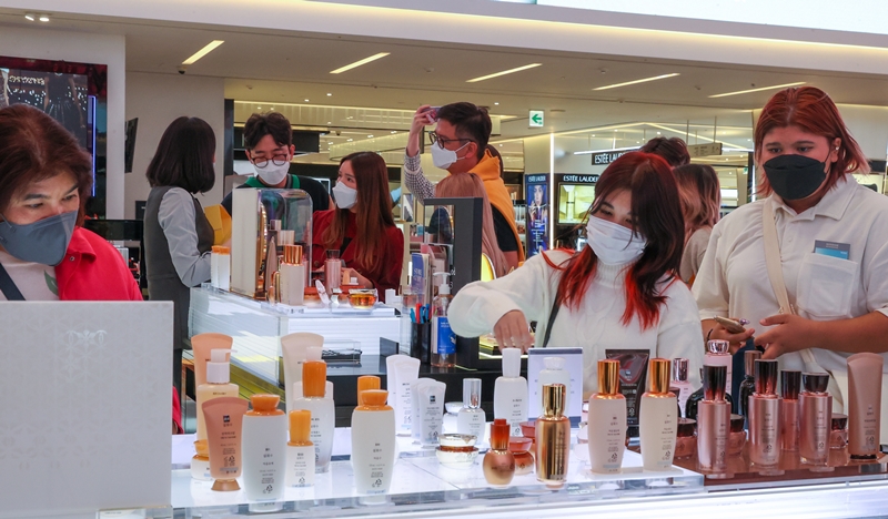 15 апреля группа туристов из Таиланда рассматривает товары в магазине Duty Free в Торговом Центре Синсэге (Мёндон, Чун-гу, г. Сеул). 