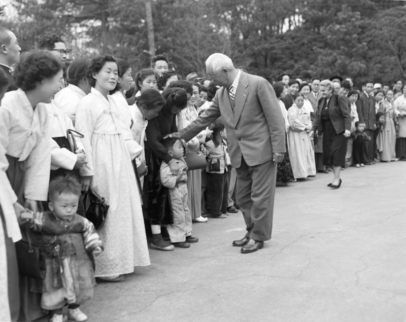 Первый президент РК Ли Сын Ман (1948-1960) приветствует посетителей, впервые открыв Кёнмудэ (старое название Чхонвадэ) в 1955 году. / Фото: Президентский архив РК 