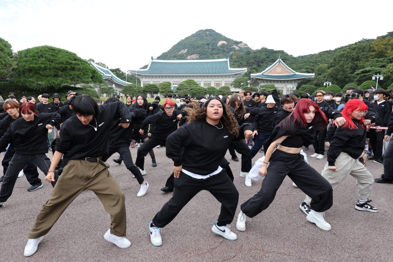 Победители «K-pop Cover Dance Festival 2022» со всего мира участвуют во флешмобе 14 октября перед Чхонвадэ в Чонно-гу, Сеул. 