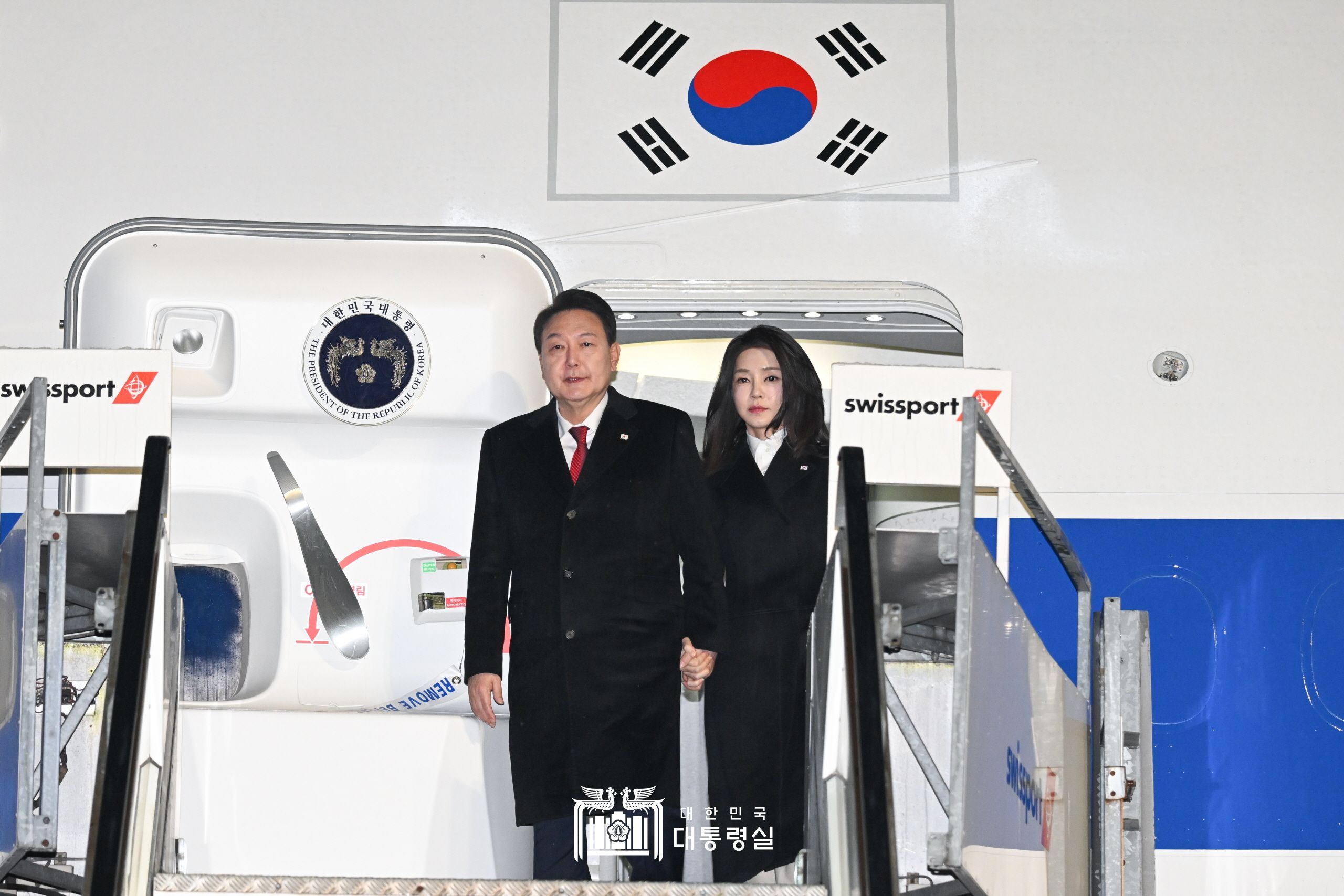 Президент РК Юн Сок Ёль вместе с супругой Ким Гон Хи 17 января (по местному времени) выходят из президентского самолета, прибывшего в международный аэропорт Цюриха. / Фото: Канцелярия президента РК