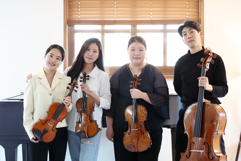 Во время интервью Korea.net Arete Quartet исполнил Струнный квартет № 4 корейского композитора Юн Исана. Музыканты выбрали это произведение за то, что оно полно корейских элементов в ощущении и ритме, которые должны понравиться читателям Korea.net. Слева направо: Сон Чжи Ын (вторая скрипка и приглашенный участник), Чон Чхэ Ан (первая скрипка), Чан Юн Сон (альт) и Пак Сон Хён (виолончель). / Фото: Ким Сун Чжу