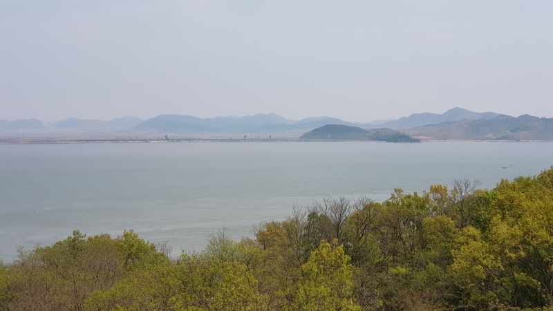 Вид на устье реки Ханган и Северную Корею из обсерватории мира Канхва в уезде Канхва-гун в Инчхоне. / Фото: Ким Хе Рин 