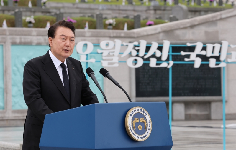 Президент РК Юн Сок Ёль 18 мая выступает на церемонии, посвященной 43-й годовщине Демократического движения, на Национальном кладбище в Кванджу. Фото: Рёнхап