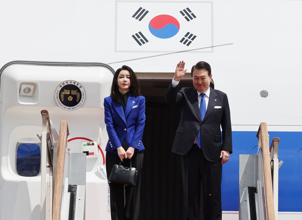 Президент РК Юн Сок Ёль 19 мая отправился в Хиросиму, Япония, где пройдет саммит G7. На фото лидер страны с супругой Ким Гон Хи 19 мая садятся в президентский самолет в Сеульском аэропорту города Соннама, провинция Кёнгидо. / Фото: Рёнхап 