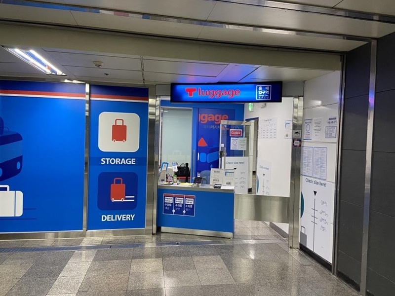 Стойка T-Luggage на станции Университет Хоник (Hongik University Station). / Фото: Сеульский метрополитен