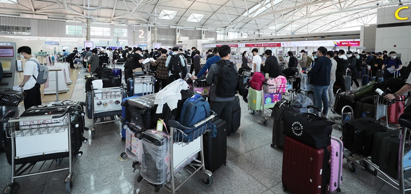 Сеульский метрополитен 22 мая запустила услугу T-Luggage, которая будет доставлять багаж из аэропортов в Инчхоне и Кимпхо до некоторых станций метро в Сеуле и наоборот. На фото пассажиры в мае прошлого года в зоне вылета Терминала 1 Международного аэропорта Инчхон. / Фото: Рёнхап