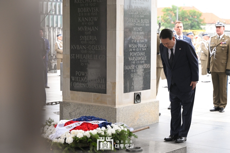 Президент РК Юн Сок Ёль 13 июля (по местному времени) отдает дань уважения после возложения венка к могиле Неизвестного солдата в Варшаве, Польша. Это место, созданное в память о воинах, погибших в боях за независимость Польши, является одним из самых популярных среди иностранных лидеров, посещающих Варшаву. / Фото: Канцелярия президента РК 