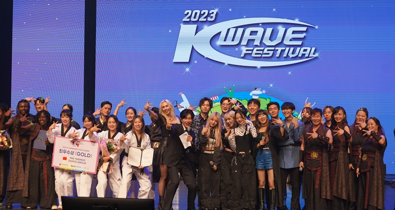 Участники второй части фестиваля «K-wave Festival 2023» «K-Community Challenge» 4 ноября позируют для фото на сцене в здании Тальорым Национального театра, расположенного в районе Чун-гу, Сеул. / Фото: MBC