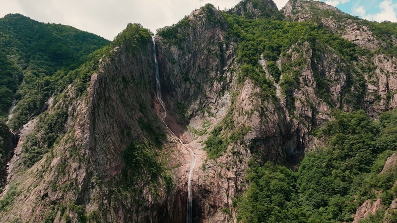 Водопад Тховансон в горах Сораксан. Кадр из фильма «Без границ». / Фото: Movieondo