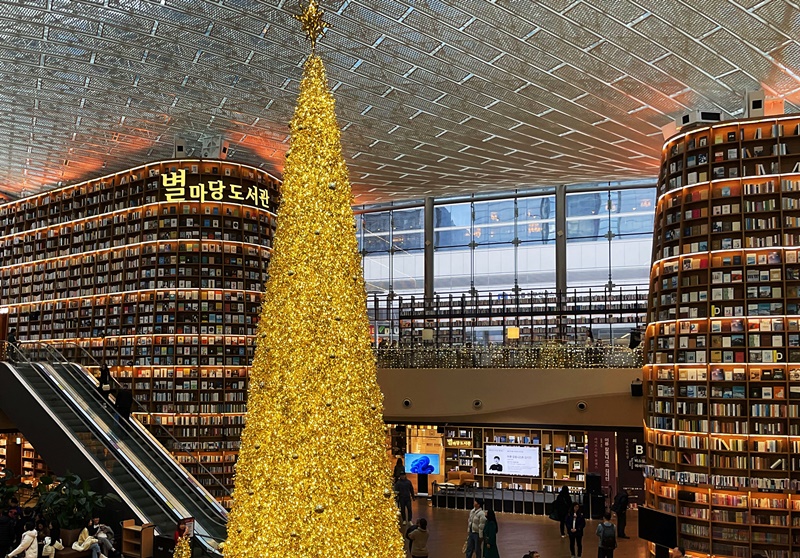 Библиотека «Starfield Library» в COEX, расположенная в районе Каннам-гу, представляет собой культурное пространство с более 70 тыс. книг. Каждый год в новогодние праздники в центре библиотеки устанавливается 11-метровая золотая елка. На книжных полках, высотой около 13 метров, также можно увидеть рождественское медиа-шоу. / Фото: Ли Да Сом