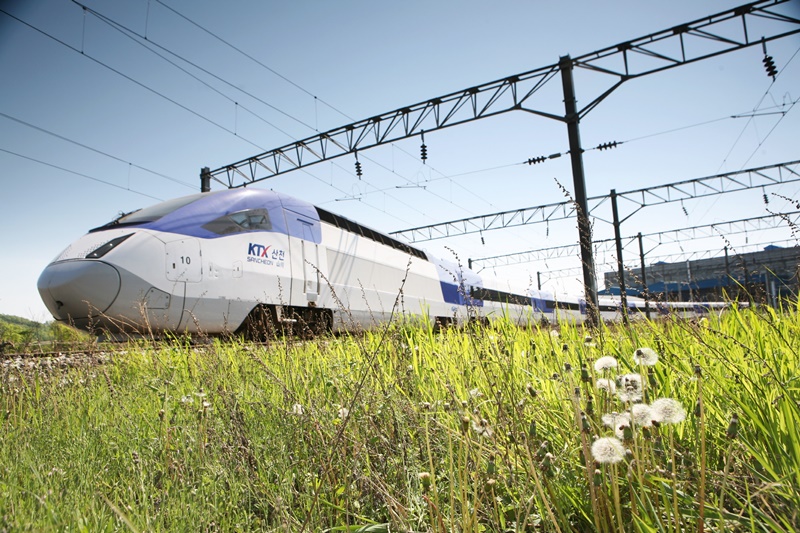 Корейский высокоскоростной поезд KTX в этом году отмечает свое 20-летие. По состоянию на 31 августа 2023 года совокупное количество пользователей KTX превысило 1 млрд человек. Это значит, что каждый гражданин Кореи ездил на нем в среднем более 20 раз. На фото поезд KTX-Sancheon. / Фото: KORAIL 