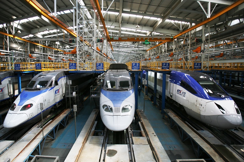 Скоростные поезда KTX и KTX-Sancheon, ожидающие отправки после завершения технического обслуживания. / Фото: KORAIL 