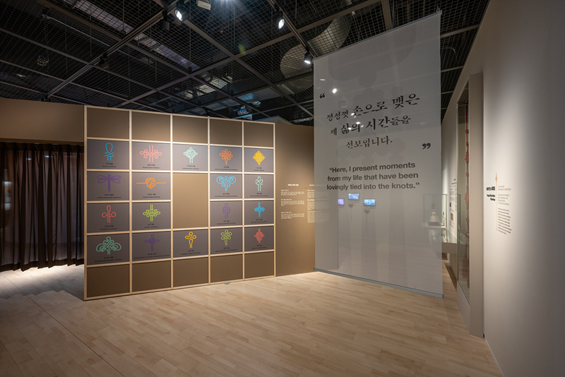 Панорамный вид на выставку «Узел», проходившую в Национальном фольклорном музее Кореи с 5 сентября по 6 ноября прошлого года. / Фото: Национальный фольклорный музей