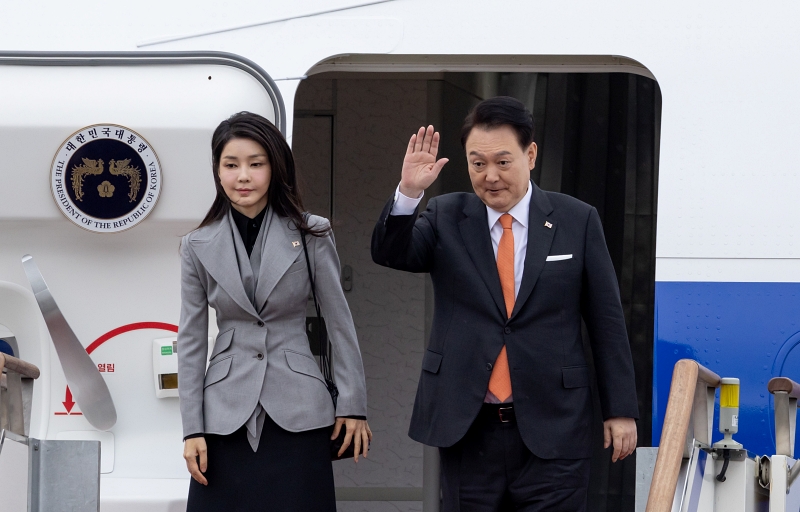 Президент РК Юн Сок Ёль (справа) и первая леди Ким Гон Хи садятся на борт президентского самолета в Сеульском аэропорту города Соннам, провинция Кёнгидо, перед вылетом в Нидерланды в декабре прошлого года. / Фото: Korea.net