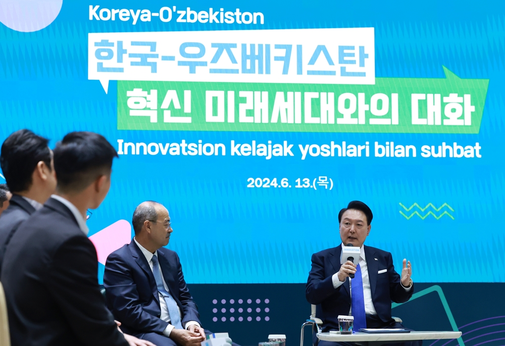 Президент РК Юн Сок Ёль 13 июня выступает на встрече с молодыми предпринимателями Кореи и Узбекистана в Центре инновационного предпринимательства в Ташкенте. / Фото: Рёнхап