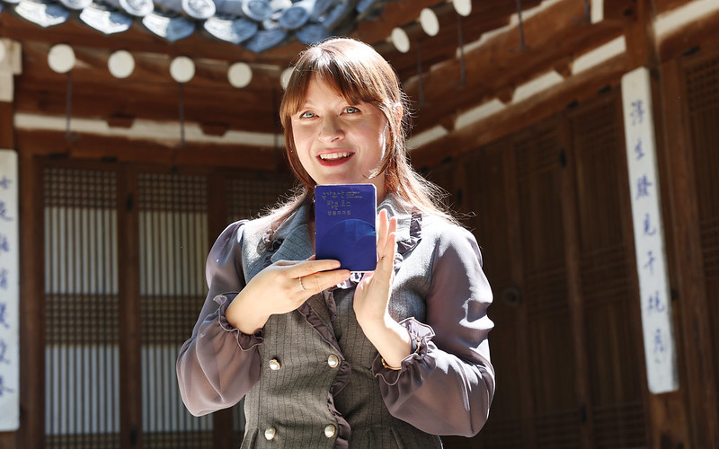 ﻿Куввет Айсе из Турции 12 июня позирует для фото с туристическим паспортом «Korean Heritage Passport» в Корейском доме в районе Чун-гу в Сеуле. / Фото: Ли Чжон У